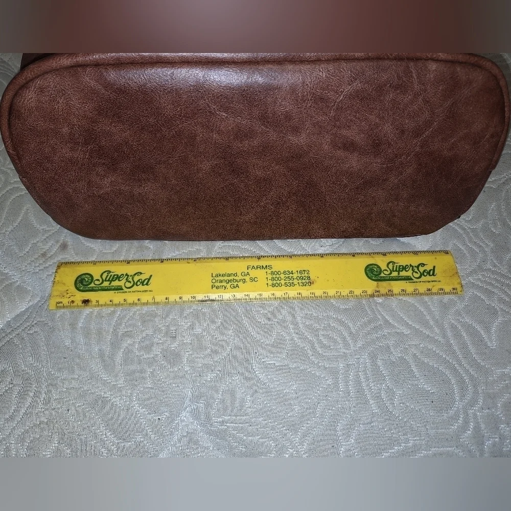 Unbranded soft leather (pleather) purse. It's in EUC, like new. 13